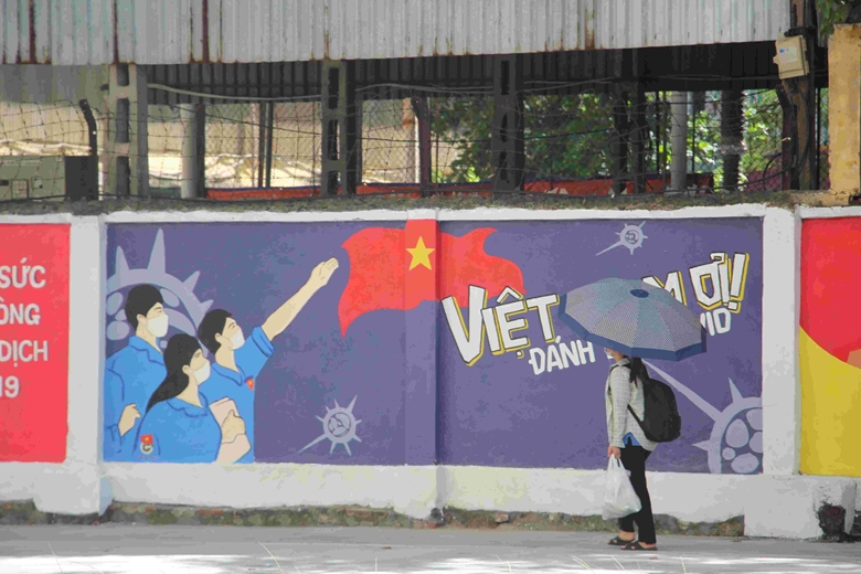 Des peintures murales anti-COVID-19 à Hanoï